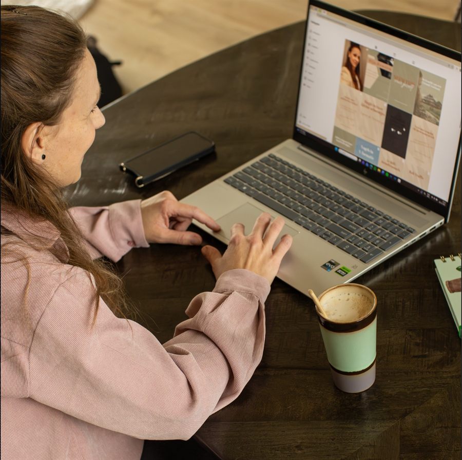 Marije Ekhart, virtual assistant, werkt aan haar laptop